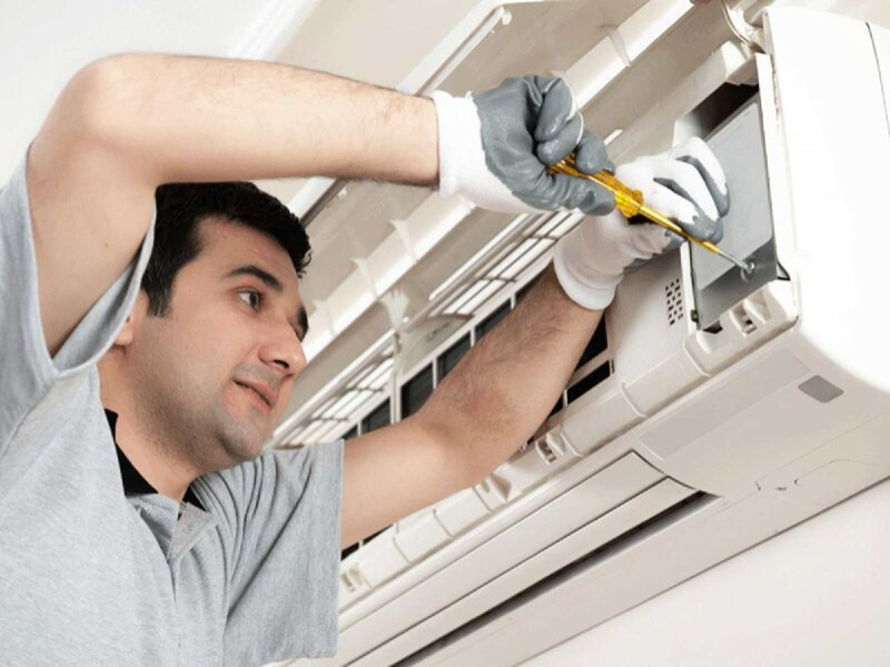Técnico reparando Aire Acondicionado Airwell