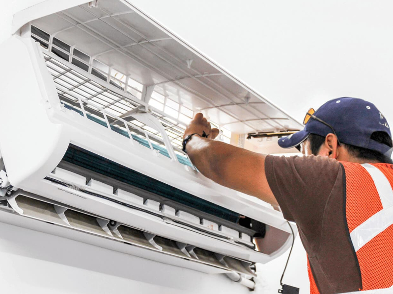 Técnico Instalando Aire Acondicionado Airwell