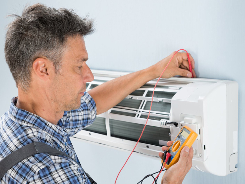 Técnico Revisando Aire Acondicionado Airwell