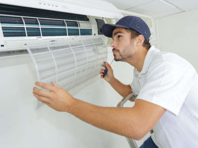 Técnico cambiando los Filtros de Aire Acondicionado Airwell