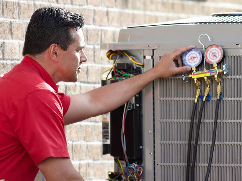 Técnico Cargando el Gas de Aire Acondicionado Airwell