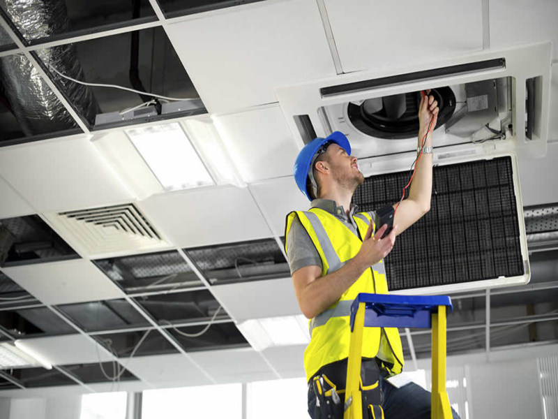 Técnico realizando Manteniento de Aire Acondicionado Airwell